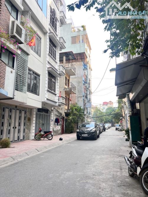 KHU PHÂN LÔ OTO TRÁNH  - KHUẤT_DUY_TIẾN- THANH_XUÂN-  LÔ GÓC- 3 MẶT T