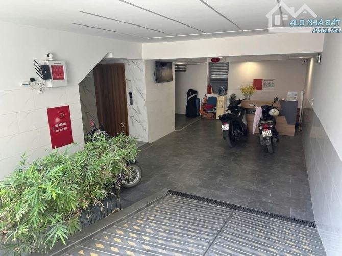 Bán toà apartment 2 thoáng phố Linh Lang, Ba Đình 117M 8T MT10 bên T3 thuê 150tr/th