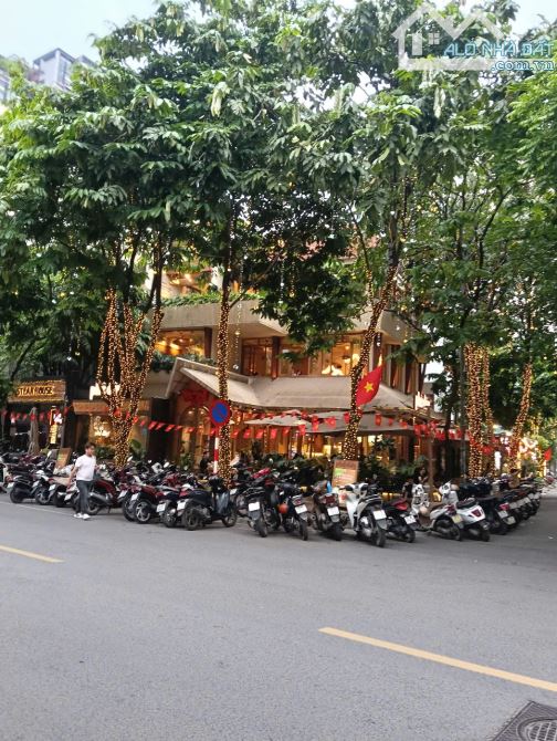 CHO THUÊ NHÀ BIỆT THỰ SÂN VƯỜN DỊCH VỌNG CẦU GIẤY HÀ NỘI Diện tích: 250m2x4 tầng  MT 15m t