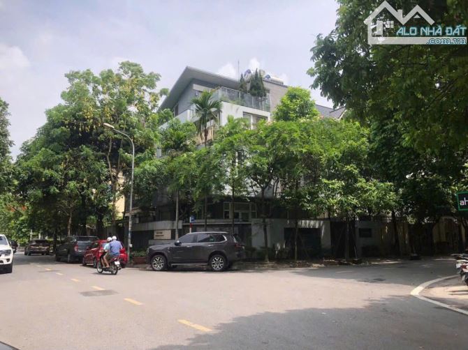 Cho thuê biệt thự KĐT Dịch Vọng – Cầu Giấy, 250m², 4 tầng, MT 15m – 100tr/tháng
