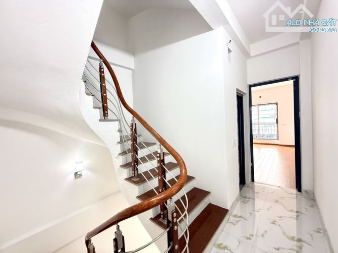 Bán nhà Phúc lợi DTSD35m - 5 tầng - nhỉnh 6 tỉ - ngõ Ô tô