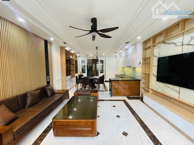 Siêu hiếm! Căn nhà 40m2 xây 5 tầng vuông vắn, gần Hồ Tây, trung tâm phố Võng Thị, Tây Hồ.
