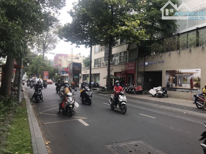 BÁN TOÀ NHÀ VĂN PHÒNG 1,600M2- MT NAM KỲ VS NGUYỄN THỊ MINH KHAI- NGANG 8,5M- 250 TỶ