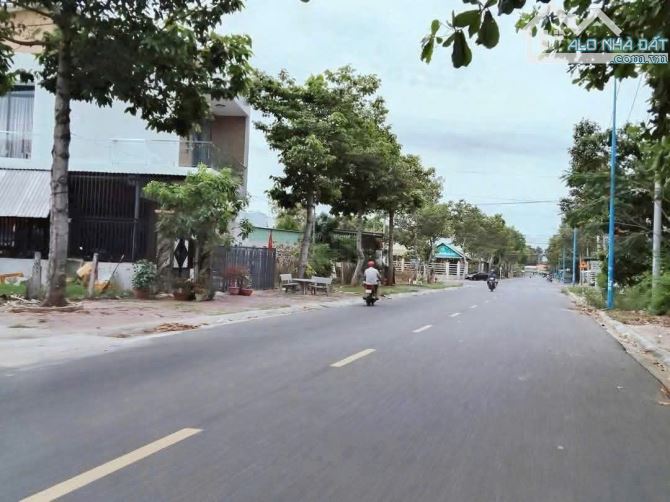 Bán gấp lô góc hai mặt tiền thị trấn biển Long Hải  116m đường 3/2