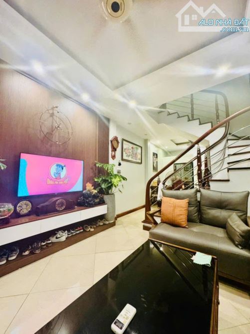 ĐỘI CẤN - NHÀ ĐẸP DÂN XÂY - NỘI THẤT GỖ LIM CAO CẤP - GẦN PHỐ - TRƯỚC NHÀ THOÁNG SÁNG