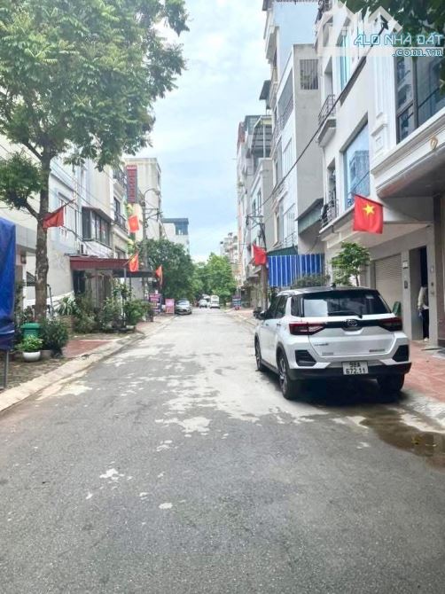 Bán Nhà Ngoạ Long, Ô tô đỗ cửa, Thang Máy, 43m2. Giá 8,4 tỷ