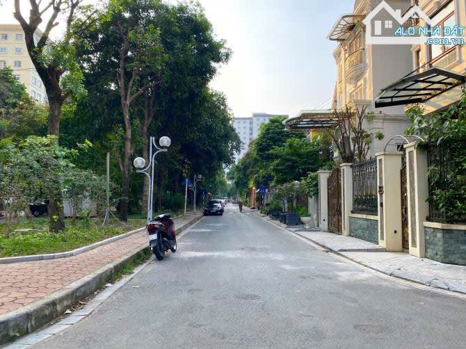 Bán Biệt thự Mỹ Đình 2, DT 200m x 4 tầng. Hoàn thiện. Giá 44,5 tỷ.