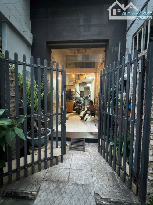 Hẻm xe hơi, ngay chợ Ông Địa, 4 tầng, Lạc Long Quân, diện tích: 42m2.