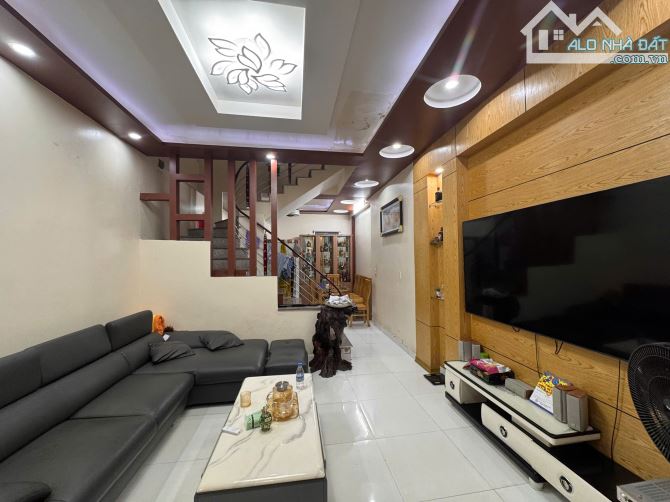 Ngon Bổ Rẻ.Bán nhà 40m 3 tầng đường Đoàn Kết Chợ Lũng. Oto đỗ cửa