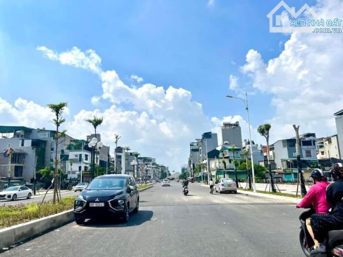 Vị trí có 102 - Mặt hồ Ngọc Lâm view triệu đô, 2 Oto tránh, MT 12m - Dt 250m2
