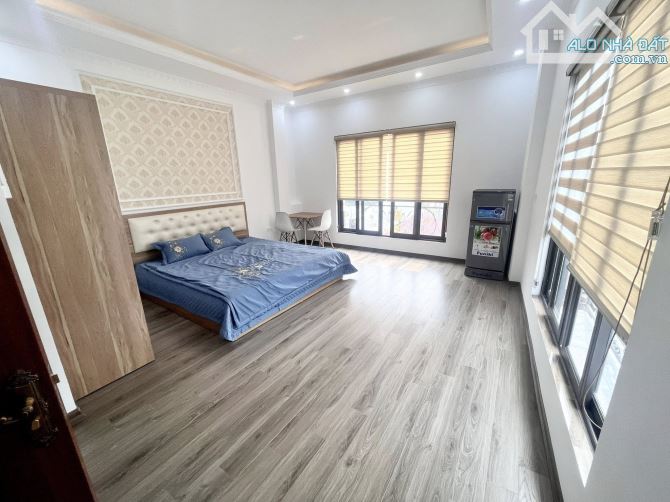 LÔ GÓC ĐỘI CẤN, BAN CÔNG VÒNG QUANH, TÒA CĂN HỘ 8 TẦNG, 100 Tr, SÁT PHỐ, 65m MT 18m - 11