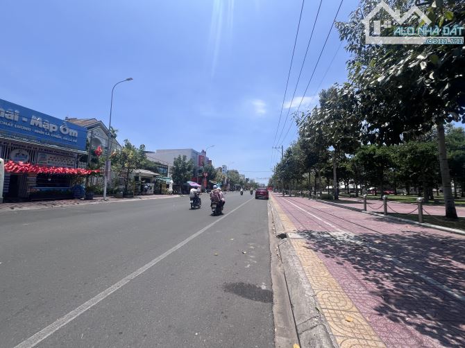 Bán nhanh cặp Võ Văn Kiệt đối diện công viên giá siêu đầu tư - 1