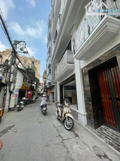 LÔ GÓC ĐỘI CẤN, BAN CÔNG VÒNG QUANH, TÒA CĂN HỘ 8 TẦNG, 100 Tr, SÁT PHỐ, 65m MT 18m - 1