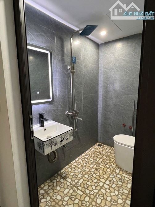 Cho Thuê nhà ngõ 26 hoàng cầu diện tích 65m x  4 tầng, chia  2 phòng , 3 điều hòa - 1