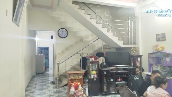 Bán nhà 2 tầng đường Vũ Quỳnh gần Hồ Quý Ly. Đông bắc. Cách biển 40m - 1