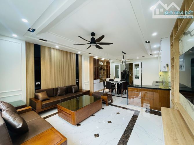 Siêu hiếm! Căn nhà 40m2 xây 5 tầng vuông vắn, gần Hồ Tây, trung tâm phố Võng Thị, Tây Hồ. - 1