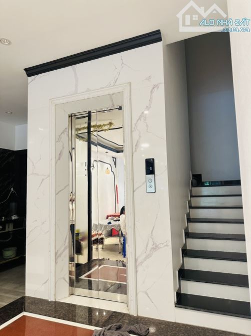 Bán Nhà Ngoạ Long, Ô tô đỗ cửa, Thang Máy, 43m2. Giá 8,4 tỷ - 1