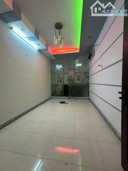 Hẻm xe hơi, ngay chợ Ông Địa, 4 tầng, Lạc Long Quân, diện tích: 42m2. - 1