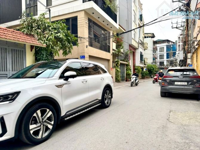 Đầu tư bất chấp, Phân Lô hàng không ngõ 117 Nguyễn Sơn, 2 Oto tránh DT 100m2 - MT 7.6m - 1