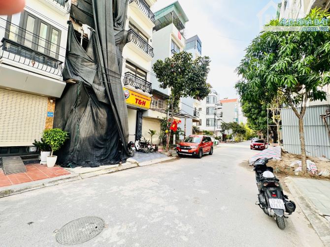 bán Gấp nhà Phố Nhổn nhỉnh 11 tỷ ô tô đỗ cửa, nhà xây mới, sát phố dt 40m2 - 1