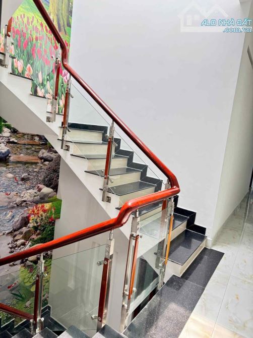 HÓT: 10,3 TỶ, SIÊU MT GIÁP LÊ THÚC HOẠCH, TÂN PHÚ - 123M2- 3 TẦNG LUNG LINH - 2