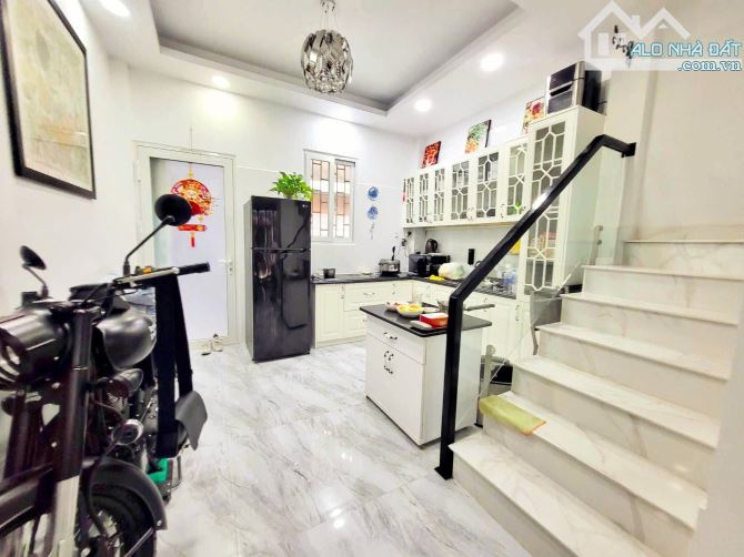 🏡 🚛 XE TẢI VI VU - GIÁP QUẬN 10 - SÁT MT 5 TẦNG  6PN - 2 SÂN THƯỢNG TRƯỚC SAU - 4m x 11m - 2