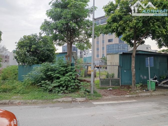 BÁN NHÀ ĐẤT TỨ HIỆP . PHÂN LÔ VỈA HÈ . Ô TÔ CHAY VÒNG QUANH. 1359M. MT 34 M . ĐẢNG CẤP - 3