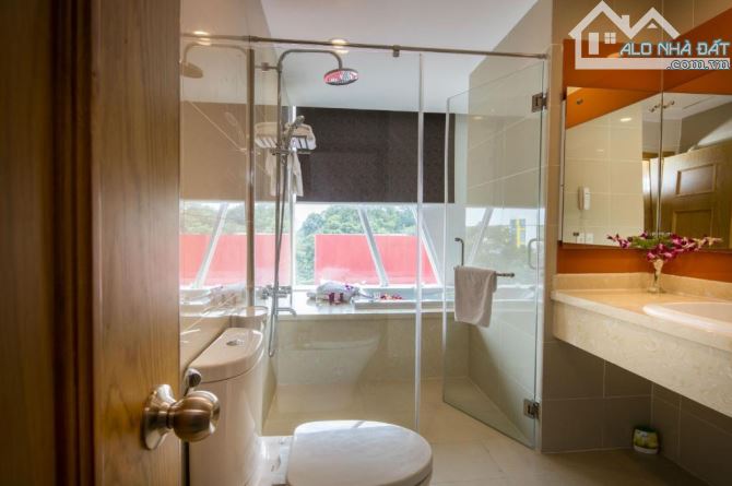 CHUYỂN NHƯỢNG KHÁCH SẠN 3 SAO 75 PHÒNG- ĐÔNG DU,Q1- NGANG 10M- GIÁ: 300 TỶ - 3