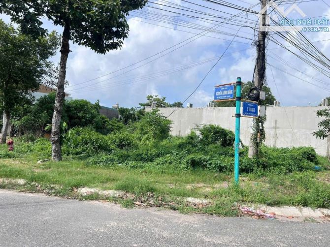 Bán gấp lô góc hai mặt tiền thị trấn biển Long Hải  116m đường 3/2 - 3