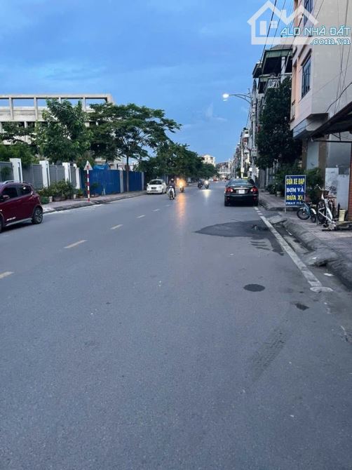 B.Á.N NHÀ  ĐAN PHƯỢNG , VÀI BƯỚC RA Ô TÔ,  , NGÕ THÔNG, DÂN XÂY Ở SƯỚNG 70M2, 6 TỶ 2 Ỷ - 4