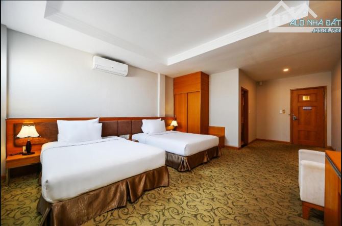 CHUYỂN NHƯỢNG KHÁCH SẠN 3 SAO 75 PHÒNG- ĐÔNG DU,Q1- NGANG 10M- GIÁ: 300 TỶ - 4