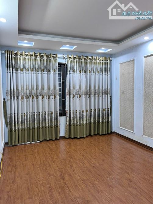 Bán nhà riêng tại phố Bùi Quốc Khái, Tây Nam Linh Đàm, 6,8 tỷ, 42m2, view đẹp, 3PN + 4WC - 4