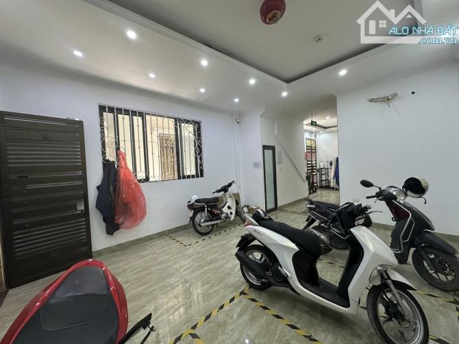 LÔ GÓC ĐỘI CẤN, BAN CÔNG VÒNG QUANH, TÒA CĂN HỘ 8 TẦNG, 100 Tr, SÁT PHỐ, 65m MT 18m - 5