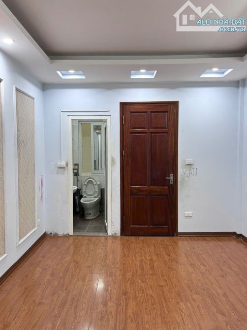 Bán nhà riêng tại phố Bùi Quốc Khái, Tây Nam Linh Đàm, 6,8 tỷ, 42m2, view đẹp, 3PN + 4WC - 5