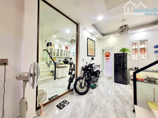 🏡 🚛 XE TẢI VI VU - GIÁP QUẬN 10 - SÁT MT 5 TẦNG  6PN - 2 SÂN THƯỢNG TRƯỚC SAU - 4m x 11m - 5