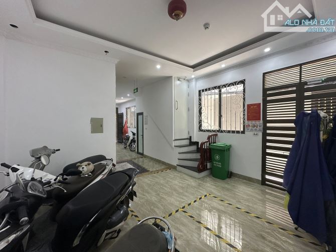 LÔ GÓC ĐỘI CẤN, BAN CÔNG VÒNG QUANH, TÒA CĂN HỘ 8 TẦNG, 100 Tr, SÁT PHỐ, 65m MT 18m - 6
