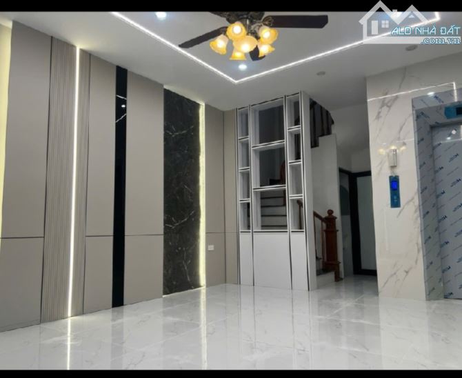 8.8 Tỷ/39 M2 /6 Tầng Thang Máy/4.4 M tiền/ Vũ Đình Tụng. - 8