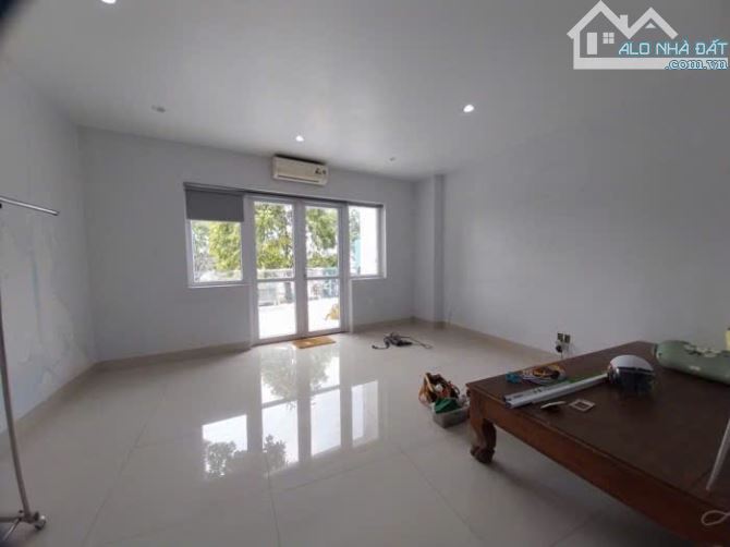 Nhà 4 tầng Mặt tiền đường LÊ THỊ RIÊNG, phường THỚI AN, Q12, dt 77,3m2 (5mx17m), Đường 30m - 8