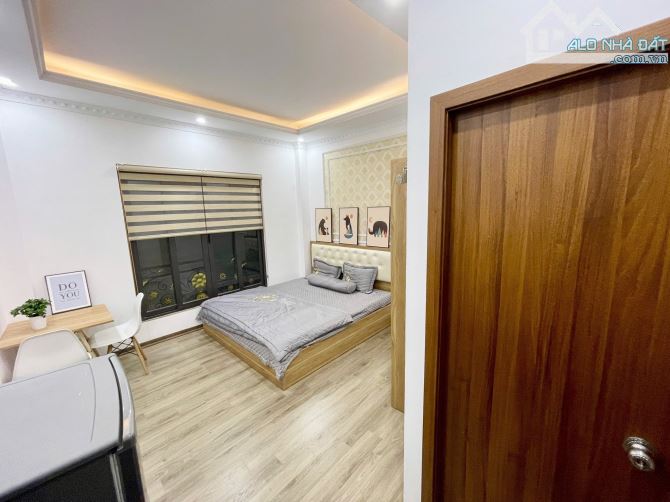 LÔ GÓC ĐỘI CẤN, BAN CÔNG VÒNG QUANH, TÒA CĂN HỘ 8 TẦNG, 100 Tr, SÁT PHỐ, 65m MT 18m - 9