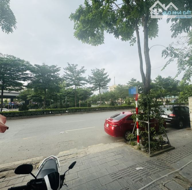 BÁN ĐẤT TẶNG NHÀ– XUÂN ĐỈNH- Ô TÔ ĐỖ CỔNG – 50M RA Ô TÔ TRÁNH, THÔNG TỨ TUNG.