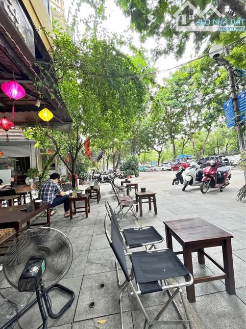 BÁN ĐẤT TẶNG NHÀ CẤP 4, DT 104M, MT 6,7M, 25 TỶ