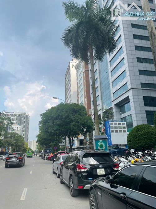 Bán tòa căn hộ dịch vụ phố Nguyễn Khánh Toàn, 220m², 9 tầng, 1 hâm, doanh thu 300tr/tháng