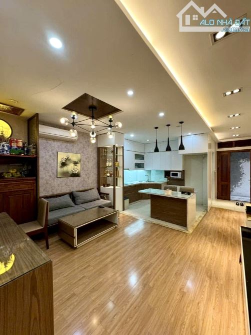 TẬP THỂ PHỐ CHÙA BỘC - TRUNG TÂM ĐỐNG ĐA - 65M2 - 2 NGỦ WC KHÉP KÍN - CHỈ 2.5 TỶ