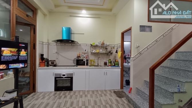 Tùng Thiện Vương, nhà đẹp thiết kế hiện dại, 35m2, 3 tầng rất kiên cố BTCT nở hậu, SHR