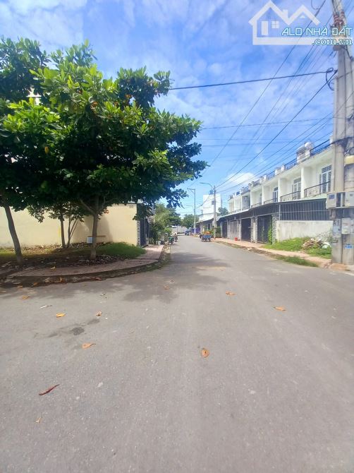 Lô Góc 7x 19m, 2 Mặt Tiền Cặp Bên Chợ Xoài Đôi, DT 835. Cách Chợ Bình Chánh 20 Phút