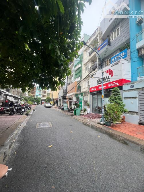 Bán nhà Mặt Tiền nội khu 590 CMT8 Q.10 ( 5x17m) 5 lầu Giá: 22.5 Tỷ.