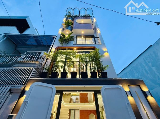Bán nhà sổ riêng 5 lầu, hxh, công viên làng hoa