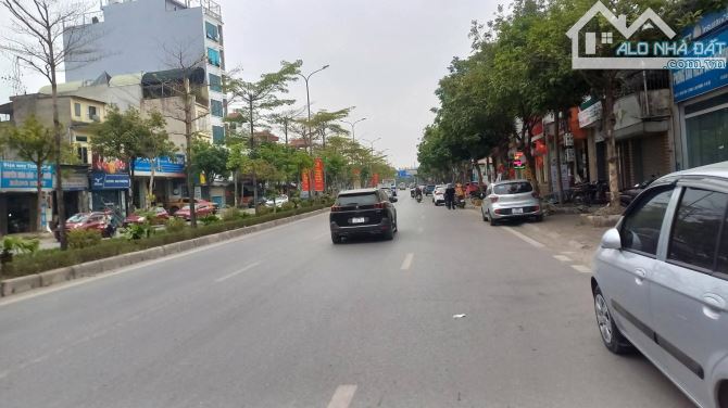 Mặt đường Thị Trấn Phùng Đan Phượng bán nhà 6T Thang maysvi trí đẹp