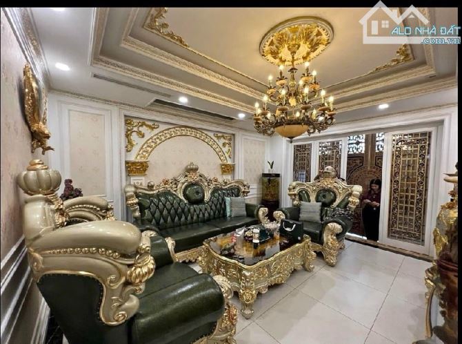 MẶT PHỐ HOÀNG QUỐC VIỆT LÔ GÓC 3 MẶT TIỀN, VỈA HÈ BÓNG ĐÁ. DT 90M* 8T CHỈ 63 TỶ.