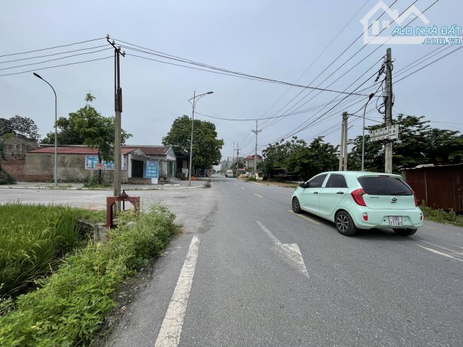 Bán đất bìa làng Thuỵ Lâm, ô tô tránh, mặt tiền 10m, có nhà, phân lô, giá đầu tư 80tr/m2